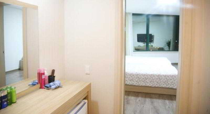 Elena Business Hotel Yeosu Esterno foto
