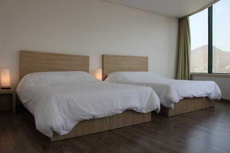 Elena Business Hotel Yeosu Esterno foto