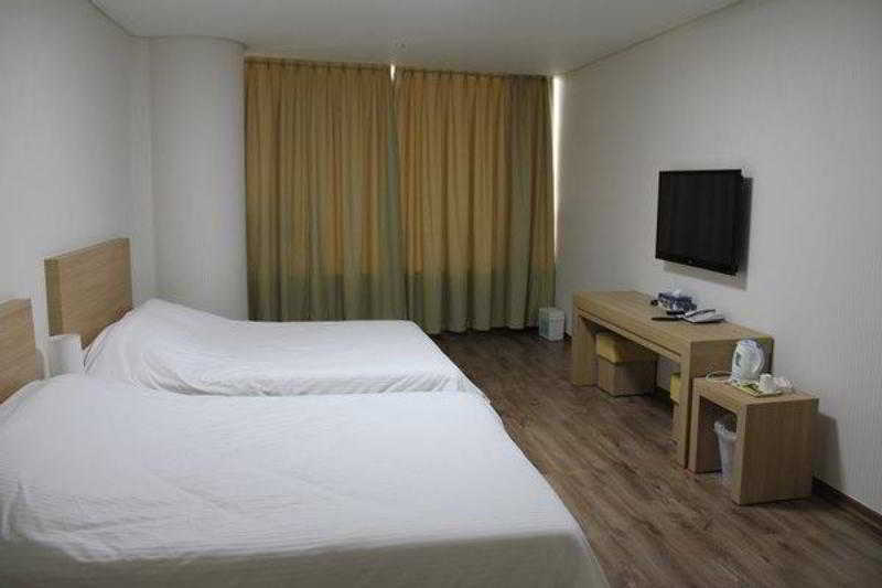 Elena Business Hotel Yeosu Esterno foto