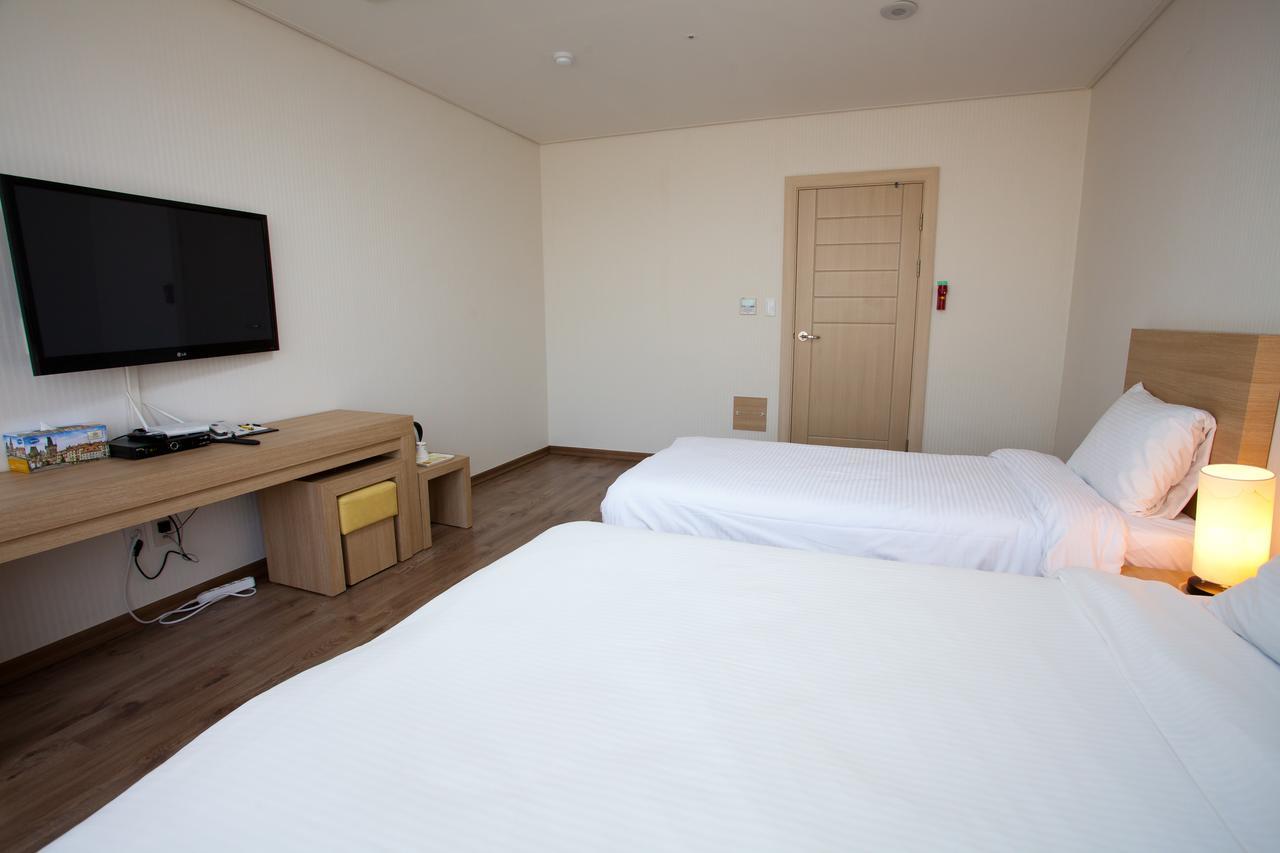 Elena Business Hotel Yeosu Esterno foto
