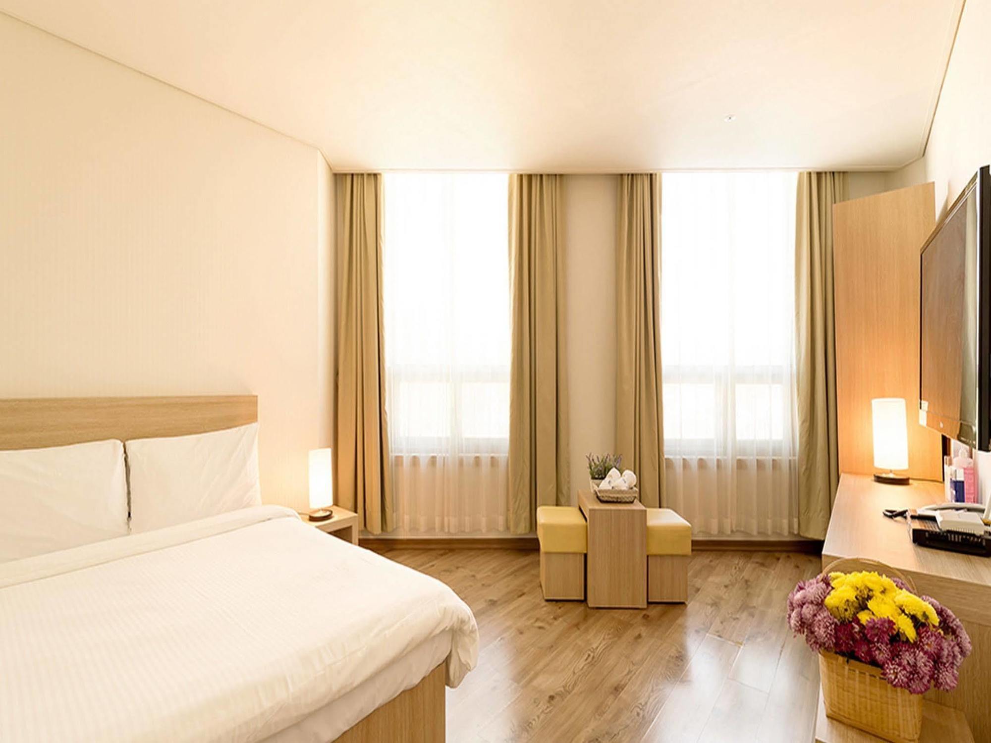 Elena Business Hotel Yeosu Esterno foto