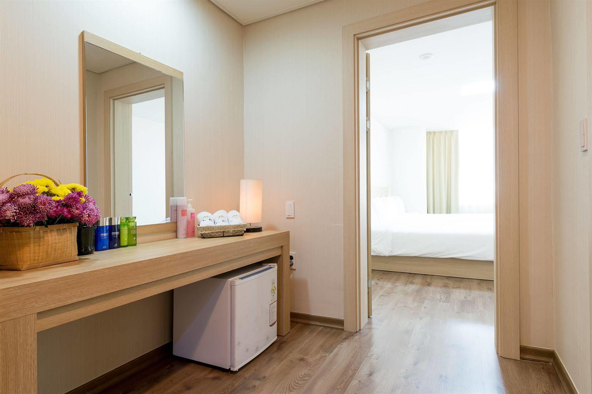 Elena Business Hotel Yeosu Esterno foto