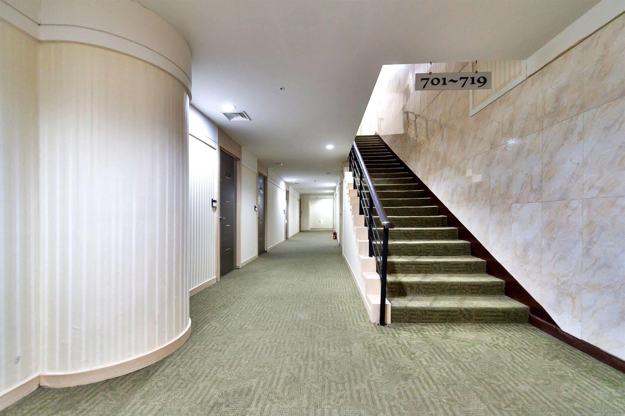 Elena Business Hotel Yeosu Esterno foto